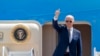 Presiden Joe Biden melambai sebelum menaiki pesawat Air Force di pangkalan udara Andrews untuk bertolak ke Seoul dan Tokyo, Kamis 19 Mei 2022.