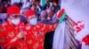 Buhari, hagu da gwamna Umahi na jihar Ebonyi, hagu a ziyarar da shugaban na Najeriya ya kai jihar (Hoto: Fadar shugaban kasa)