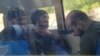 Anggota layanan pasukan Ukraina yang telah menyerah setelah berminggu-minggu bersembunyi di pabrik baja Azovstal terlihat di dalam bus, yang tiba di bawah pengawalan militer pro-Rusia di Wilayah Donetsk, Ukraina, 17 Mei 2022. (Foto: Reuters)