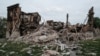 Sebuah sekolah yang hancur di mana pejabat Ukraina mengatakan 60 orang yang berlindung di ruang bawah tanah tewas setelah serangan militer Rusia di Desa Bilogorivka, wilayah Lugansk, Ukraina timur, pada 13 Mei 2022. (Foto: AFP)