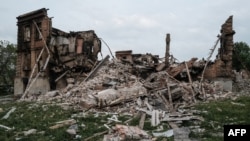 Sebuah sekolah yang hancur di mana pejabat Ukraina mengatakan 60 orang yang berlindung di ruang bawah tanah tewas setelah serangan militer Rusia di Desa Bilogorivka, wilayah Lugansk, Ukraina timur, pada 13 Mei 2022. (Foto: AFP)