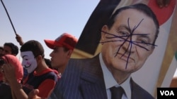 Crowds outside the court in Cairo as Mubarak's sentence was announced, Saturday, June 2, 2012 (VOA's Y. Weeks)