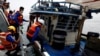 Tim patroli Angkatan Laut Sri Lanka memeriksa kapal penangkap ikan selama operasi pencarian acak, di tengah krisis ekonomi negara itu, di Kolombo, Sri Lanka, 29 Juli 2022. (Foto: REUTERS/Dinuka Liyanawatte)