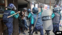 ঢাকায় বিএনপি’র কেন্দ্রীয় কার্যালয়ের সামনে বিএনপি কর্মীরা সমবেত হলে তাদের লাঠিপেটা করে পুলিশ, ৭ ডিসেম্বর ২০২২। (ফাইল ফটো)