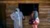 Une travailleuse du sexe (à droite) et une infirmière devant une clinique mobile de lutte contre le VIH à Ngodwana, en Afrique du Sud, jeudi 2 juillet 2020.