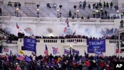 Para pendukung mantan Presiden Donald Trump menyerbu Gedung Kongres AS, Capitol Hill, di Washington, dalam sebuah serangan bersama pada 6 Januari 2021. (Foto: AP/John Minchillo)