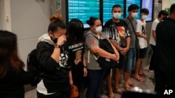 Warga Malaysia yang berhasil diselamatkan dari pedagang manusia di Kamboja tiba di Terminal Bandara Kuala Lumpur di Sepang, 6 Oktober 2022. Mereka mengaku dipaksa untuk bekerja dan disiksa oleh penculiknya. 