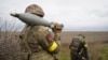 Tentara Garda Nasional Ukraina bersiap menembaki Rusia dengan mortir di dekat Kharkiv, Ukraina, Selasa, 25 Oktober 2022. (Foto: AP/Andrii Marienko)