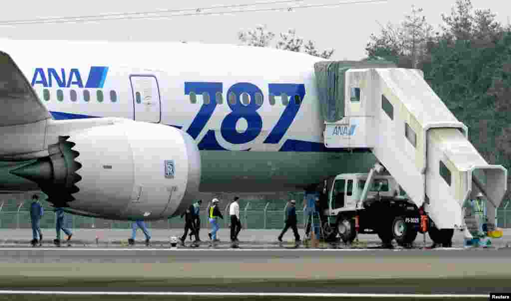 Boeing 787 Dreamliner milik maskapai Jepang, ANA sesaat setelah melakukan pendaratan darurat di bandara Takamatsu (16/1). 