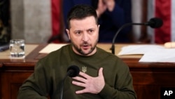Presiden Ukraina Volodymyr Zelenskyy berbicara di hadapan anggota Kongres AS di Gedung Capitol, Washington, pada 21 Desember 2022. (Foto: AP/Carolyn Kaster) 