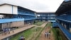 Des élèves se tiennent dans la cour de leur école à Libreville au Gabon, le 5 janvier 2016, après que les enseignants gabonais ont lancé une grève d'un mois dans les écoles à travers le pays. (Photo Steeve Jordan / AFP)