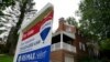 Tanda rumah dijual di Mount Lebanon, Pennsylvania, Selasa, 21 September 2021. (AP/Gene J. Puskar, File)