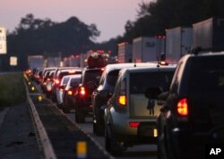 Kemacetan lalu lintas terjadi di jalur utara Interstate 75 di dekat garis negara bagian Georgia-Florida saat orang-orang melarikan diri dari Badai Irma di Jennings, Florida, 8 September 2017.