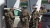 Anggota unit taktis Royal Canadian Mounted Police (RCMP) berunding terkait aksi penembakan yang mematikan, Nova Scotia, Kanada, 19 April 2020. (Foto: AFP)