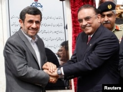 Chabohar, 11-mart, 2013: Eronning o'sha paytdagi prezidenti Mahmud Ahmadinajod va Pokistonning o'sha damdagi rahbari Asif Ali Zardariy 7 milliard dollarlik tabiiy gaz quvuri bunyod etilishi boshlanganini tantana qilmoqda
