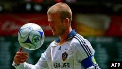 Pemain bintang Los Angeles Galaxy, David Beckham, dalam suatu pertandingan dengan DC United. (Foto: Dok)
