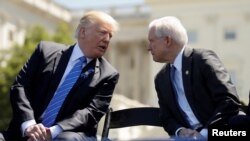 Donald Tramp i Džef Sešns (arhivska fotografija)