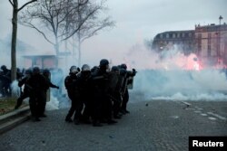 Pasukan polisi Prancis terlihat berdiri di tengah bentrokan dengan pengunjuk rasa di Paris, Prancis, 31 Januari 2023. (Foto: Reuters)