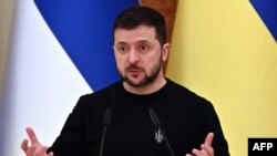 Presiden Ukraina Volodymyr Zelenskyy berbicara dalam konferensi pers di Kyiv, pada 24 Januari 2023. (Foto: AFP/Sergei Supinsky)