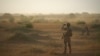 Chassée du Niger, l'armée française doit évacuer ses matériels en majeure partie par voie terrestre vers le Tchad puis le Cameroun.