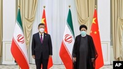 시진핑(왼쪽) 중국 국가주석과 에브라힘 라이시 이란 대통령 (자료사진)