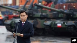 Menteri Administrasi Program Akuisisi Pertahanan Korea Selatan, Eom Dong-hwan, dalam konferensi pers di Gdynia, Polandia, saat Korsel mengirimkan persenjataan militer berupa tank dan howitzer kepada Polandia, 6 Desember 2022 (foto: ilustrasi). 