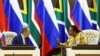 La ministre sud-africaine des Affaires étrangères, Naledi Pandor (à droite) avec son homologue russe Sergei Lavrov, lors d'une réunion bilatérale à Pretoria, en Afrique du Sud, le 23 janvier 2023.