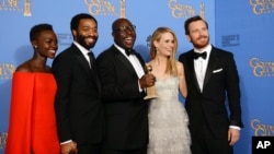 Dari kiri: Lupita Nyong'o, Chiwetel Ejiofor, Steve McQueen, Sarah Paulson, dan Michael Fassbender para artis pendukung film '12 Years a Slave' (foto: dok). 