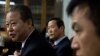 朝鲜常驻联合国代表张日勋（左）和其他朝鲜代表团领事官员举行记者会。（2015年2月16日）