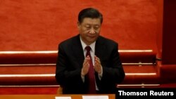 Presiden China Xi Jinping bertepuk tangan pada sesi penutupan Konferensi Konsultatif Politik Rakyat China. (Foto: Reuters)