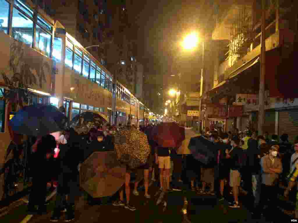 但是,在警方推进到德辅道和正街路口时,一位约60岁的男人站在推进的警察前坚持不走,随着被警方拘捕,现场出现小乱,但很快平复。目前,警方推进阵营在正街附近暂停下来。