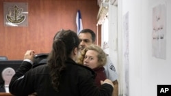Ahed Tamimi (16 tahun) dikawal ketat di sebuah pengadilan militer dekat Yerusalem, Rabu, 20 Desember 2017. (Foto: dok).
