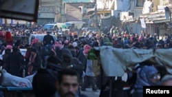 Warga berkumpul untuk dievakuasi dari wilayah al-Sukkari, timur Aleppo, Suriah yang dikuasi oleh pemberontak (15/12).