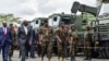 Le président kenyan William Ruto et son adjoint Rigathi Gachagua avec les soldats des Forces de défense du Kenya déployés en RDC dans le cadre de la Communauté de l'Afrique de l'Est Regional (EARDC) à la garnison Embakasi à Nairobi le 2 novembre 2022.