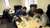 ARCHIVO - Los periodistas trabajan en la oficina de Meduza, una empresa de medios independiente y enfocada en Rusia, en Riga en marzo de 2015.