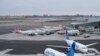 ARCHIVO: Aviones en una terminal del aeropuerto de LaGuardia, en Nueva York, el 11 de enero de 2023.
