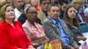 Elisabeth Karba (izq.) de Austria, Jacqueline Powis, de Jamaica, y Arístides Abraham de México, junto a otros inmigrantes en el juramento de naturalización en una ceremonia del Servicio de Ciudadanía e Inmigración de EEUU en Los Ángeles, EEUU, el 20 de septiembre de 2017.