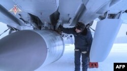 俄罗斯空军人员在对一架携带“匕首”高超音速巡航导弹的米格-31战斗机进行检查（2022年2月19日）
