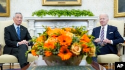 Presiden AS Joe Biden (kanan) menerima PM Singapura Lee Hsien Loong di Gedung Putih, Washington DC hari Selasa (29/3).