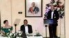 Pangeran William (kanan) menyampaikan pidato, diapit oleh istrinya Kate (kiri) dan Perdana Menteri Jamaica Andrew Holness dalam acara makan malam di Kingston, di tengah kunjungan William dan Kate ke Jamaica, pada 23 Maret 2022. (Foto: AFP/Ricardo Makyn)