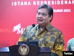Menko Perekonomian Airlangga Hartarto memberikan keterangan pers di Kantor Presiden, Jakarta, Jumat, 30 Desember 2022. (Foto: BPMI Setpres/Twitter @setkabgoid)