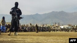Pasukan keamanan Taliban melakukan penjagaan keamanan pada pelaksanaan hukuman cambuk di sebuah lapangan sepak bola di provinsi Parwan, 8 Desember 2022. 