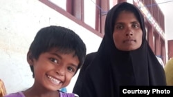 Pengungsi Rohingya Hatemon Nesa, 27, dan anaknya Umme Salima, 5, berada di Aceh pada 26 Desember 2022. Pihak berwenang mengevakuasi mereka setelah kapal yang mereka tumpangi mendarat di Aceh. (Foto: Courtesy)