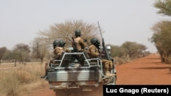Des soldats du Burkina Faso patrouillent sur la route de Gorgadji dans la zone du Sahel, au Burkina Faso, le 3 mars 2019. (Photo d'archives, Reuters)
