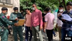 អ្នកដាក់ញត្តិ​៥​នាក់​កំពុង​ត្រៀម​យកញត្តិ​ទៅ​ដាក់​នៅ​ក្រសួង​មហាផ្ទៃ នៅ​ថ្ងៃទី​​១៩ ខែកញ្ញា ឆ្នាំ​២០២២។ (កាន់ វិច្ឆិកា/វីអូអេ)