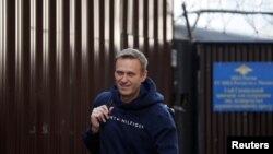 Ruski opozicioni lider Aleksej Navalni izlazi iz zatvora nakon što je odslužio kaznu od 30 dana zbog pozivanja na neodobrene proteste u Moskvi, Rusija, 23. avgusta 2019.