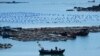 Брод се движи низ водата на живописното место од 68 наутички милји, најблиската точка во копното на Кина до островот Тајван, во Пингтан во југоисточната кинеска провинција Фуџијан, 5 август 2022 година.