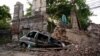 Seorang pria memeriksa mobil yang rusak setelah gempa bumi di Vigan City, Ilocos Sur, Filipina, 28 Juli 2022. (Foto: REUTERS/Lisa Marie David)