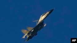 Sebuah jet tempur militer J-11 China terbang di atas Selat Taiwan dekat Pingtan, daratan terdekat China daratan dengan Pulau Taiwan, di Pingtan, Provinsi Fujian, China tenggara, 5 Agustus 2022. (Foto: AP)