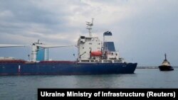 Kapal kargo berbendera Sierra Leone, Razoni, membawa biji-bijian dari Ukraina meninggalkan pelabuhan, di Odesa, Ukraina, 1 Agustus 2022. (Oleksandr Kubrakov/ Kementrian Infrastruktur Ukraina/Handout via REUTERS)